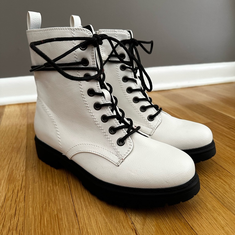 women’s white & black SO boots!